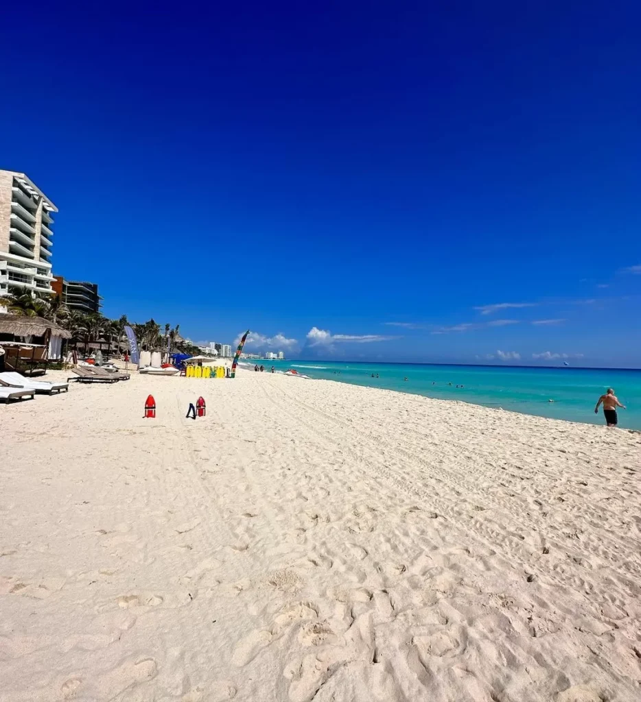 Playa de Arena Blanca y Mar Azul Sargazo en Cancún 2024