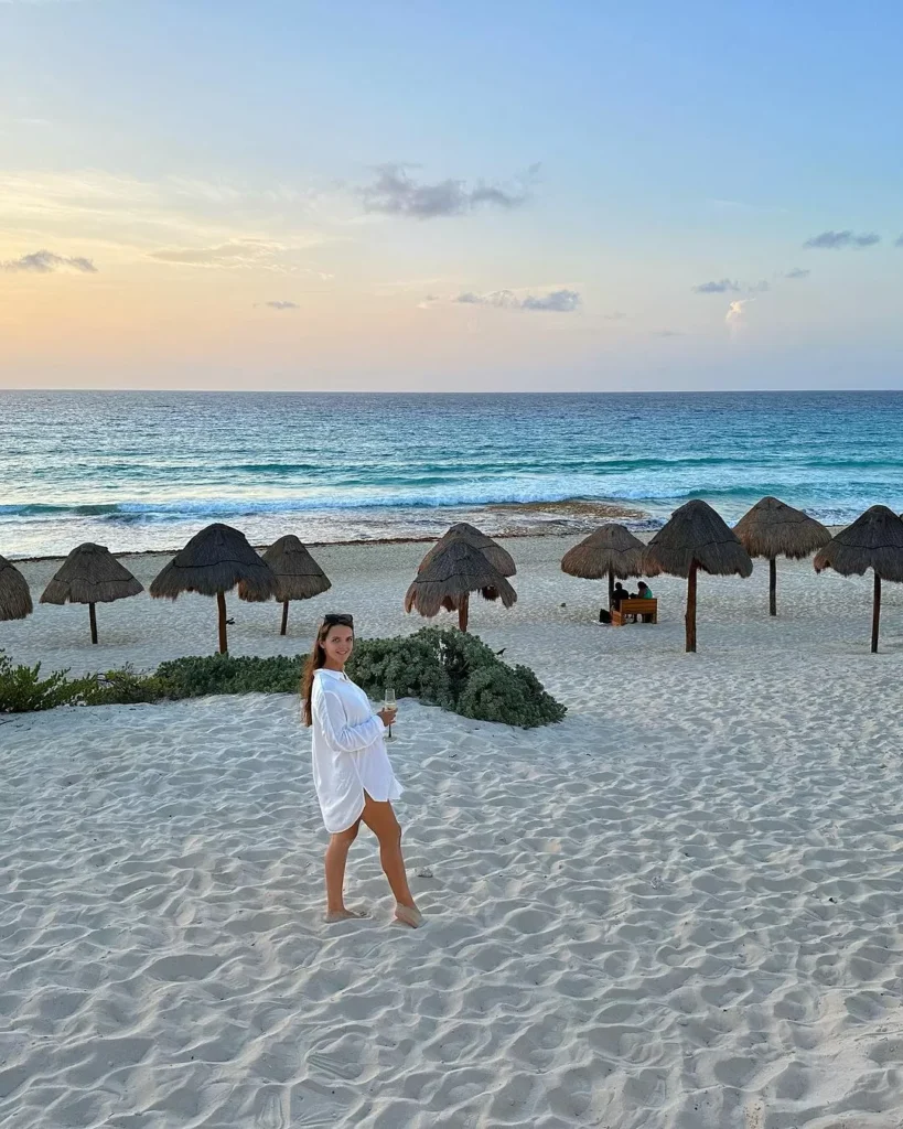 Fotografía de mujer en Playa Delfines Cancún 2024